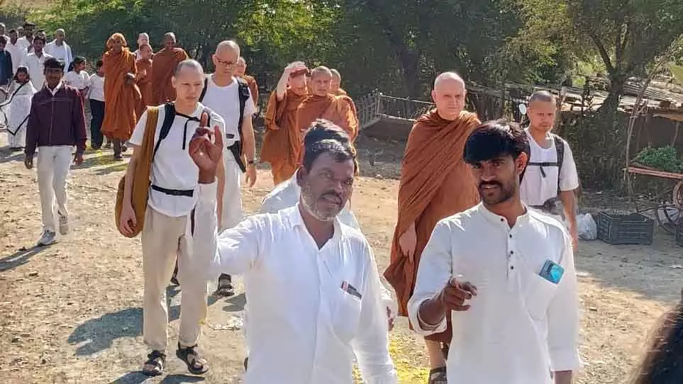 Thailand के शाही भिक्षु जयसारो ने ग्रामीण बुलढाणा में धम्म यात्रा शुरू की Thailand के शाही भिक्षु जयसारो ने ग्रामीण बुलढाणा में धम्म यात्रा शुरू की