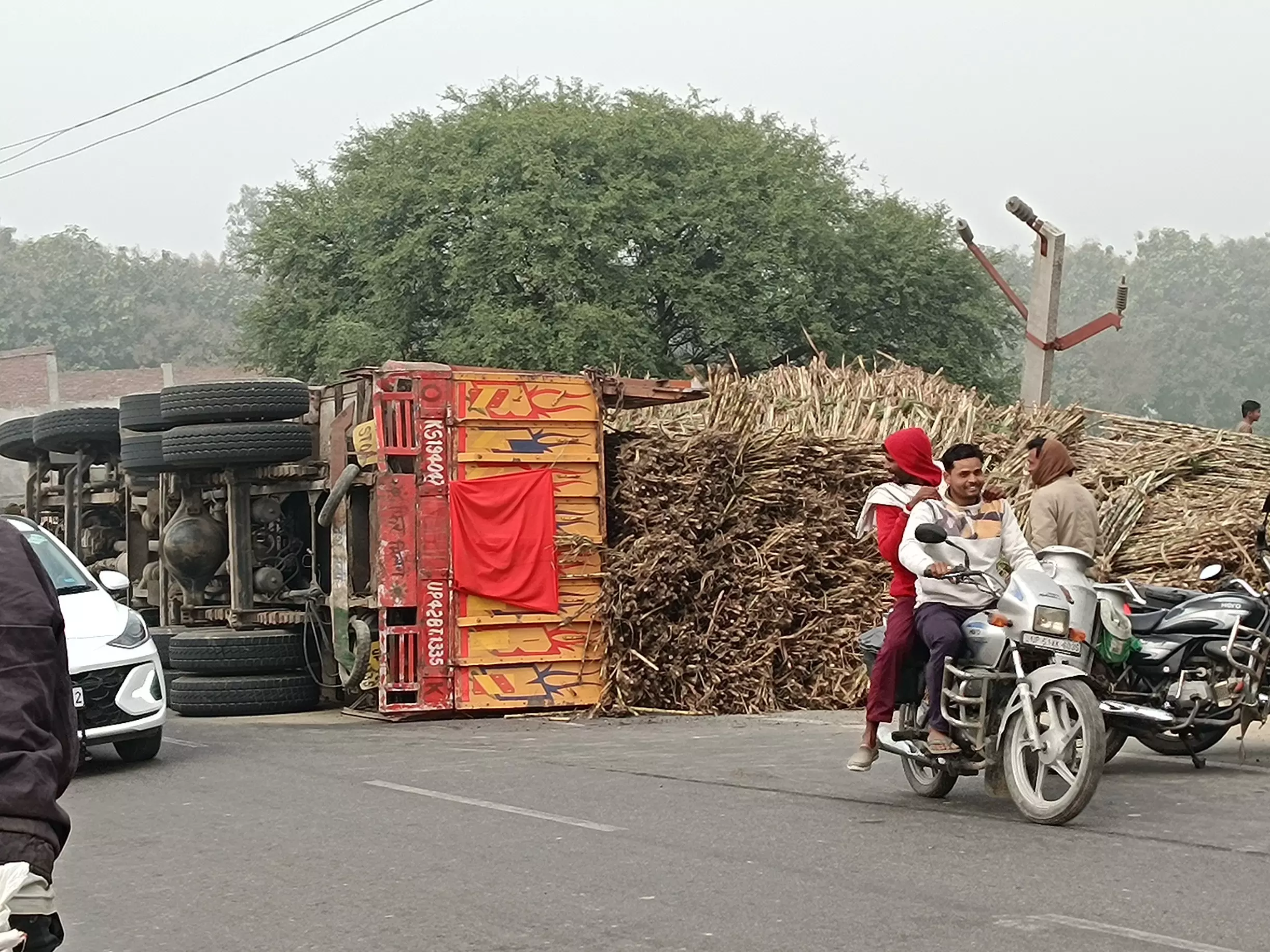 Hyderabad: लकड़ी का पुल के पास ट्रक पलटा, ट्रैफिक सुचारू Hyderabad: लकड़ी का पुल के पास ट्रक पलटा, ट्रैफिक सुचारू