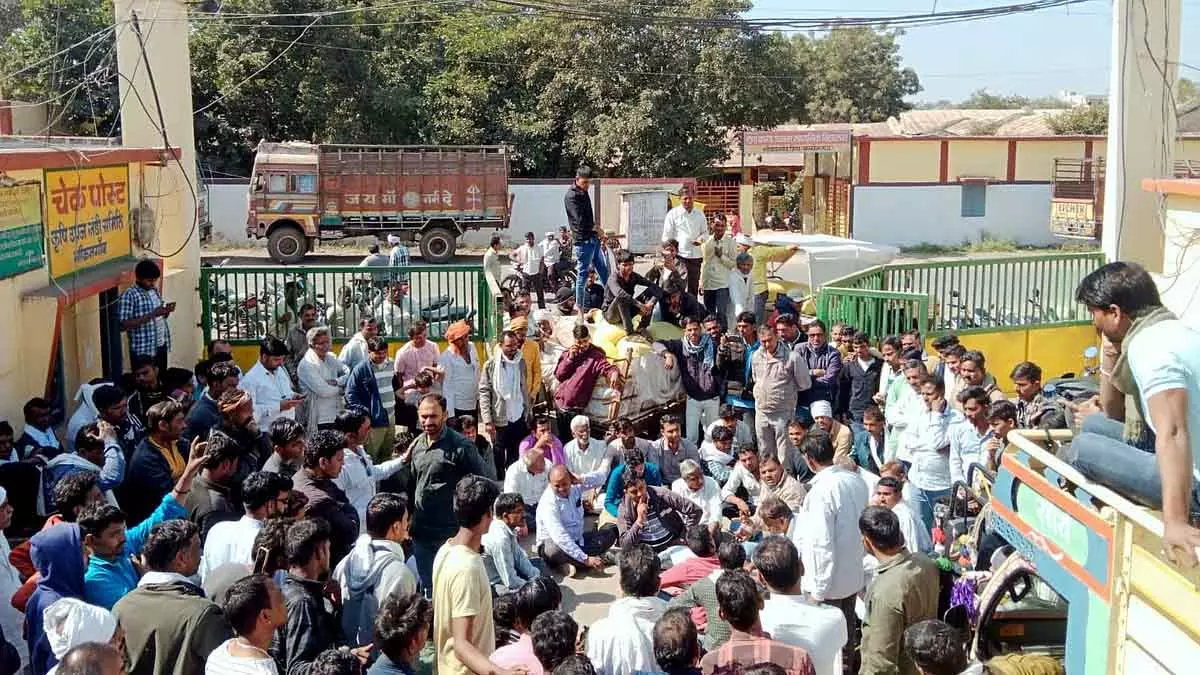 कपास खरीद; Bhikangaon में दूसरे दिन भी विरोध जारी कपास खरीद; Bhikangaon में दूसरे दिन भी विरोध जारी