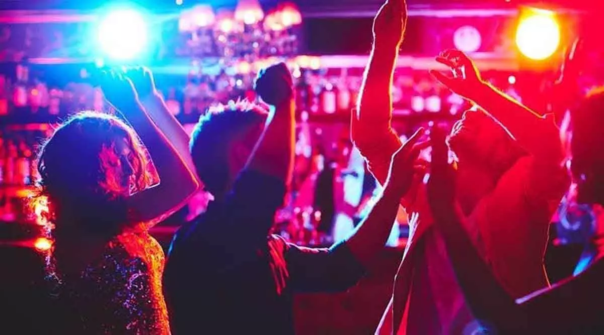 Live music, ड्रिंक्स, आतिशबाजी; शहर के होटल 2026 के स्वागत के लिए तैयार Live music, ड्रिंक्स, आतिशबाजी; शहर के होटल 2026 के स्वागत के लिए तैयार