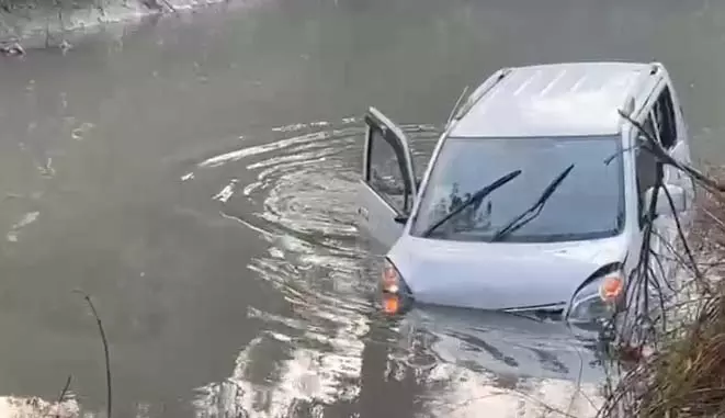 Jammu-Kashmir: अनियंत्रित कार नहर में जा गिरी Jammu-Kashmir: अनियंत्रित कार नहर में जा गिरी