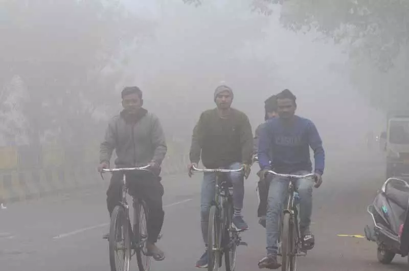 घने कोहरे और गंभीर वायु प्रदूषण ने दिल्ली-NCR में जनजीवन अस्त-व्यस्त कर दिया है घने कोहरे और गंभीर वायु प्रदूषण ने दिल्ली-NCR में जनजीवन अस्त-व्यस्त कर दिया है