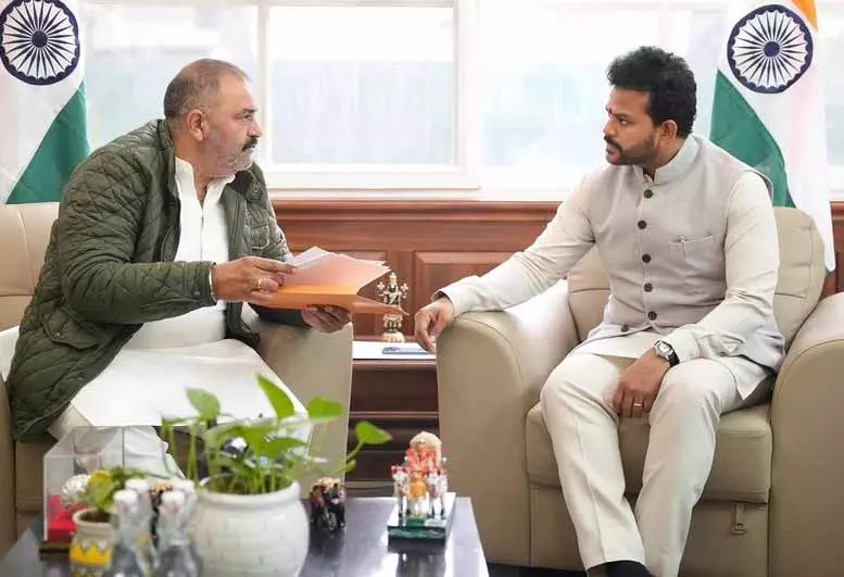 आदमपुर एयरपोर्ट से और फ्लाइट्स की मांग को लेकर पूर्व MP ने केंद्रीय एविएशन मिनिस्टर से मुलाकात की आदमपुर एयरपोर्ट से और फ्लाइट्स की मांग को लेकर पूर्व MP ने केंद्रीय एविएशन मिनिस्टर से मुलाकात की