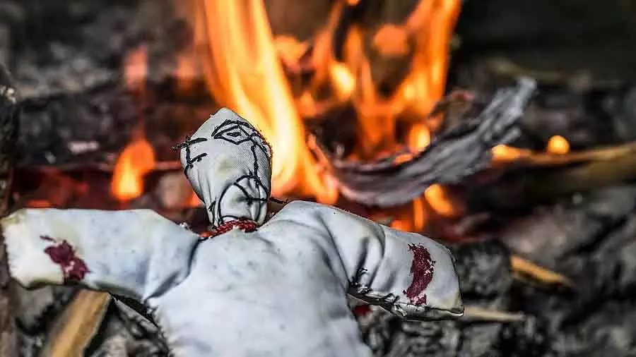 Assam में जादू-टोना के शक में एक जोड़े को ज़िंदा जला दिया गया Assam में जादू-टोना के शक में एक जोड़े को ज़िंदा जला दिया गया