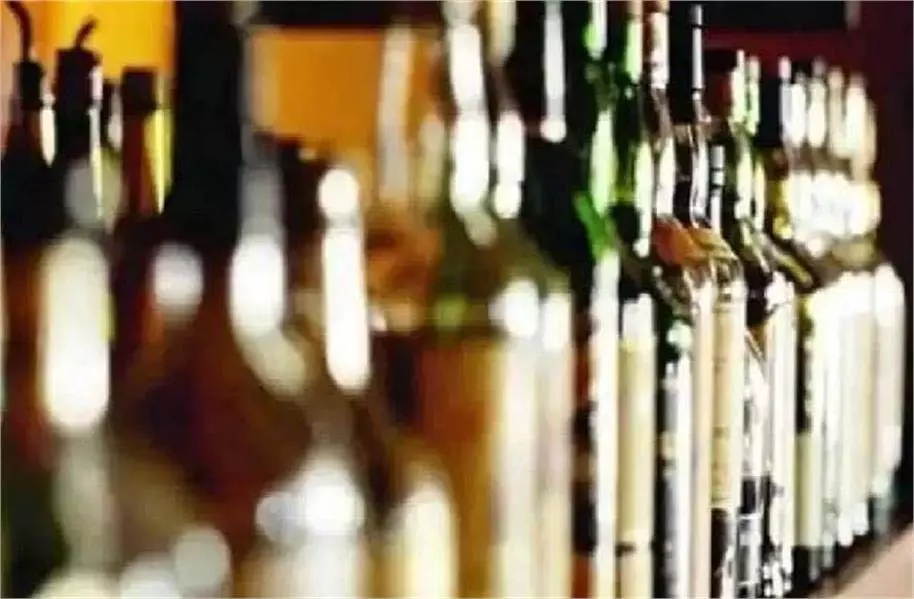 Uttarakhand:बिना लाइसेंस शराब बेच रहे हो तो पुलिस करेगी सख्त कार्रवाई Uttarakhand:बिना लाइसेंस शराब बेच रहे हो तो पुलिस करेगी सख्त कार्रवाई