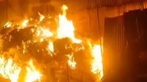 Howrah: दो जूट गोदाम में लगी भीषण आग Howrah: दो जूट गोदाम में लगी भीषण आग