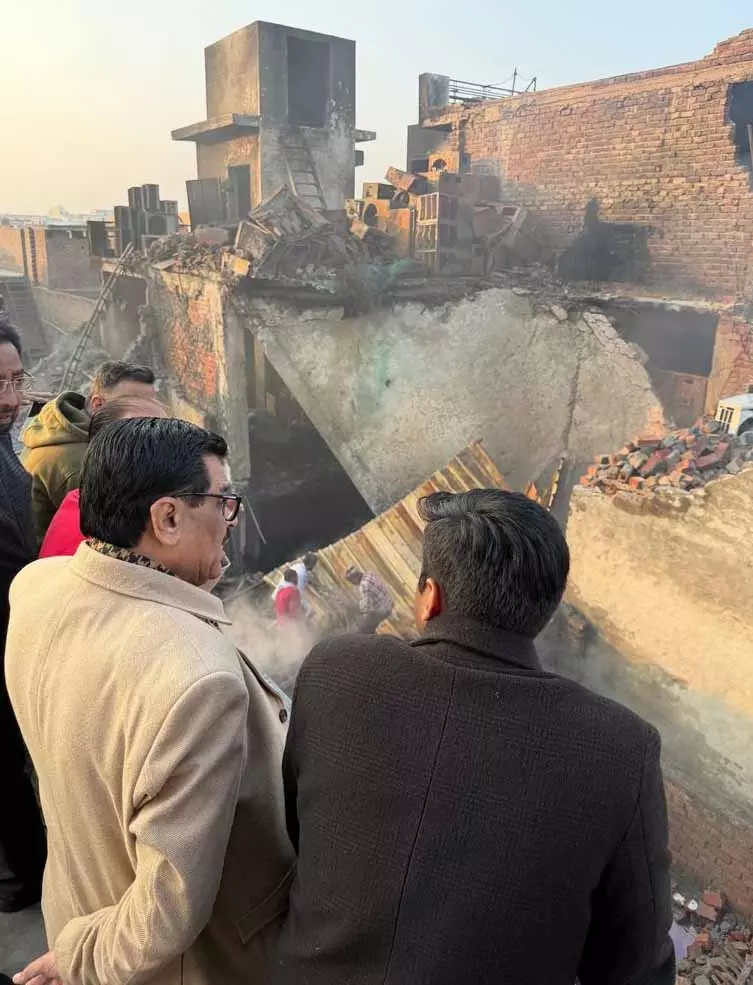Ludhiana में तीन मंजिला मकान और होजरी यूनिट जलकर खाक Ludhiana में तीन मंजिला मकान और होजरी यूनिट जलकर खाक