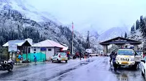 Shimla: हिमाचल के पहाड़ी इलाकों में सर्दी ने पकड़ी रफ्तार Shimla: हिमाचल के पहाड़ी इलाकों में सर्दी ने पकड़ी रफ्तार