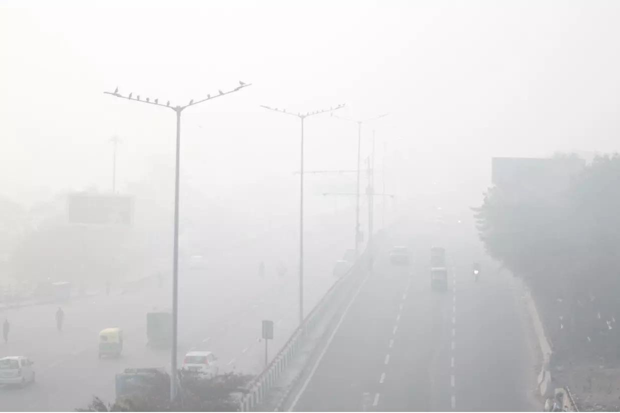 Delhi में सांस लेने में दिक्कत, AQI गंभीर ज़ोन में पहुंचा Delhi में सांस लेने में दिक्कत, AQI गंभीर ज़ोन में पहुंचा