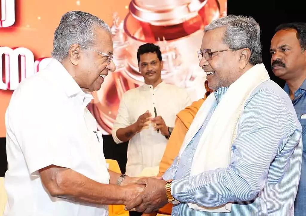 सिद्धारमैया ने केरल के CM पिनाराई विजयन से बातचीत की सिद्धारमैया ने केरल के CM पिनाराई विजयन से बातचीत की