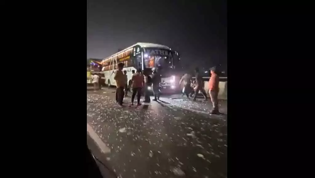Bus accident : अनेकल चंदापुर में स्लीपर कोच बसों के बीच भयानक हादसा, कई घायल Bus accident : अनेकल चंदापुर में स्लीपर कोच बसों के बीच भयानक हादसा, कई घायल