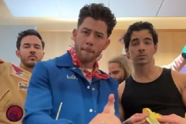 Nick Jonas ने बच्चों के साथ पत्नी प्रियंका चोपड़ा के इस गाने पर डांस किया Nick Jonas ने बच्चों के साथ पत्नी प्रियंका चोपड़ा के इस गाने पर डांस किया