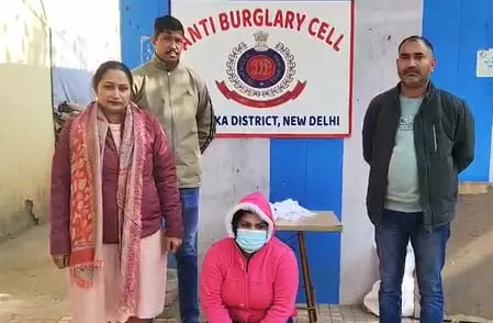 घरेलू नौकरानी ने की चोरी, 3.80 लाख रुपए और गहनों के साथ गिरफ्तार घरेलू नौकरानी ने की चोरी, 3.80 लाख रुपए और गहनों के साथ गिरफ्तार