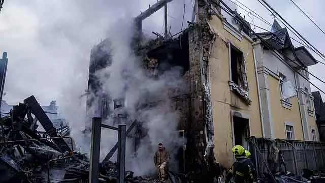 यूक्रेन के ओडेसा में रूसी हमले में बच्चों समेत चार लोग घायल हो गए। यूक्रेन के ओडेसा में रूसी हमले में बच्चों समेत चार लोग घायल हो गए।