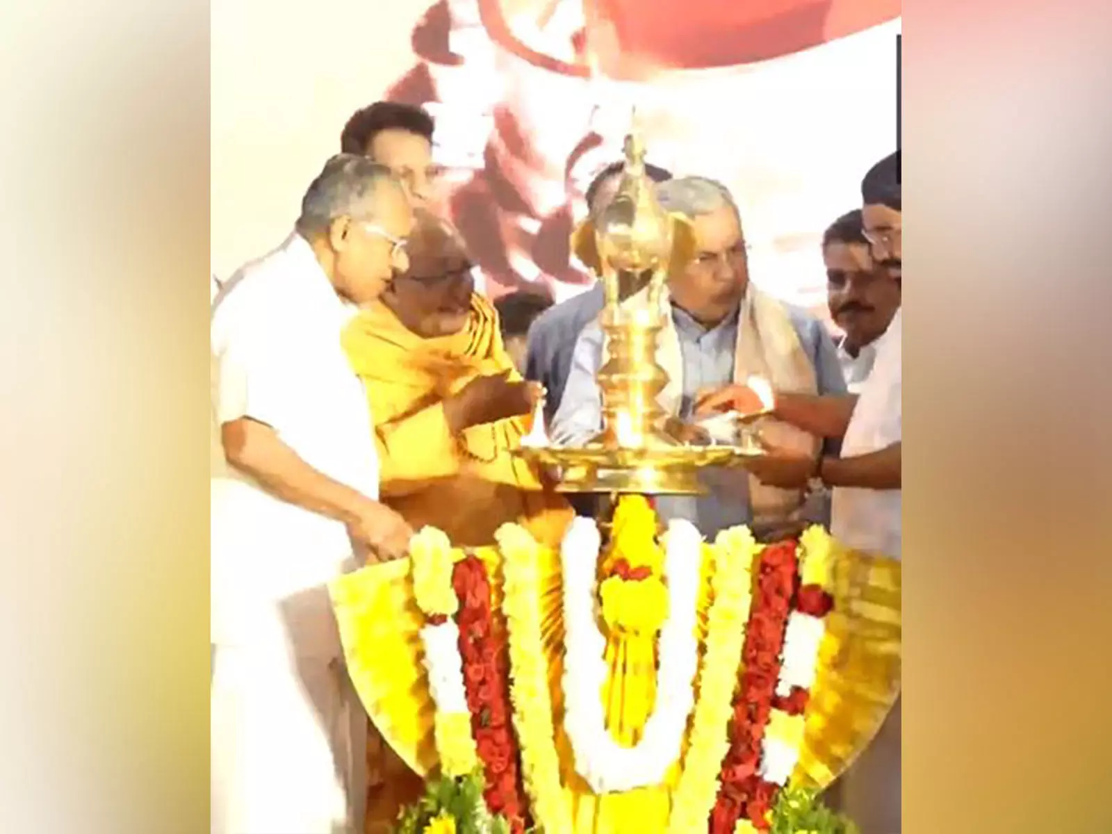 पिनाराई विजयन, सिद्धारमैया Kerala में 93वीं शिवगिरी तीर्थयात्रा में शामिल हुए पिनाराई विजयन, सिद्धारमैया Kerala में 93वीं शिवगिरी तीर्थयात्रा में शामिल हुए