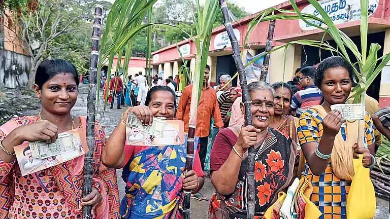 Tamil Nadu: राशन कार्ड पेंडिंग, 4 लाख से ज़्यादा लोगों को पोंगल हैम्पर्स नहीं मिलेंगे Tamil Nadu: राशन कार्ड पेंडिंग, 4 लाख से ज़्यादा लोगों को पोंगल हैम्पर्स नहीं मिलेंगे