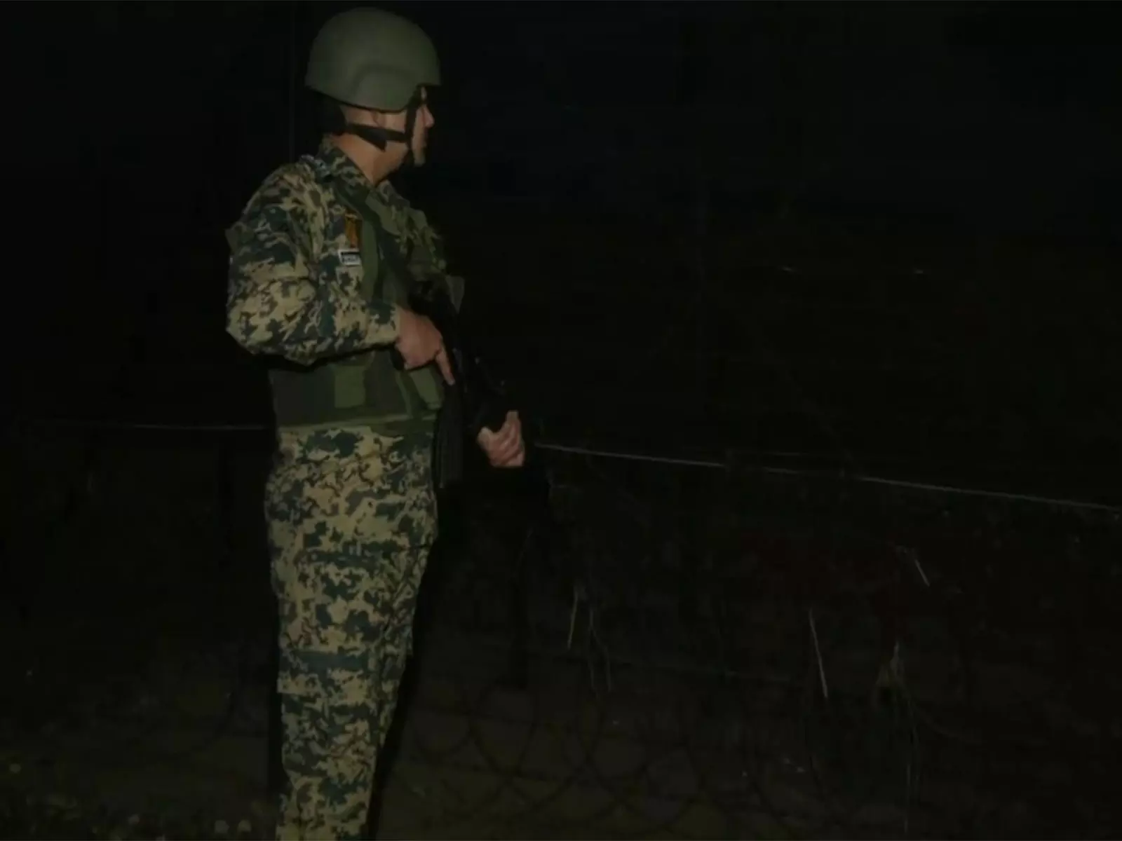 Jammu सीमा पर BSF हाई अलर्ट, ठंड में सुरक्षा कड़ी Jammu सीमा पर BSF हाई अलर्ट, ठंड में सुरक्षा कड़ी