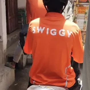 हड़ताल की कॉल के बीच स्विगी और ज़ोमैटो का डैमेज कंट्रोल, बढ़ाए इंसेंटिव हड़ताल की कॉल के बीच स्विगी और ज़ोमैटो का डैमेज कंट्रोल, बढ़ाए इंसेंटिव