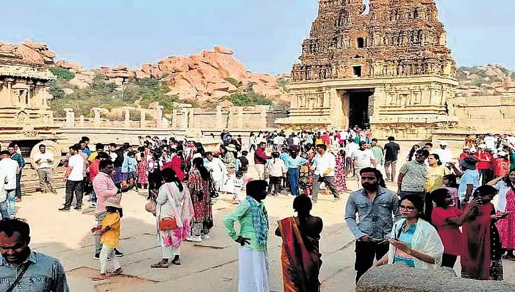 एक हफ़्ते में 4 लाख टूरिस्ट Hampi पहुंचे: कई लोग रहने की सही सुविधा के बिना फंसे एक हफ़्ते में 4 लाख टूरिस्ट Hampi पहुंचे: कई लोग रहने की सही सुविधा के बिना फंसे