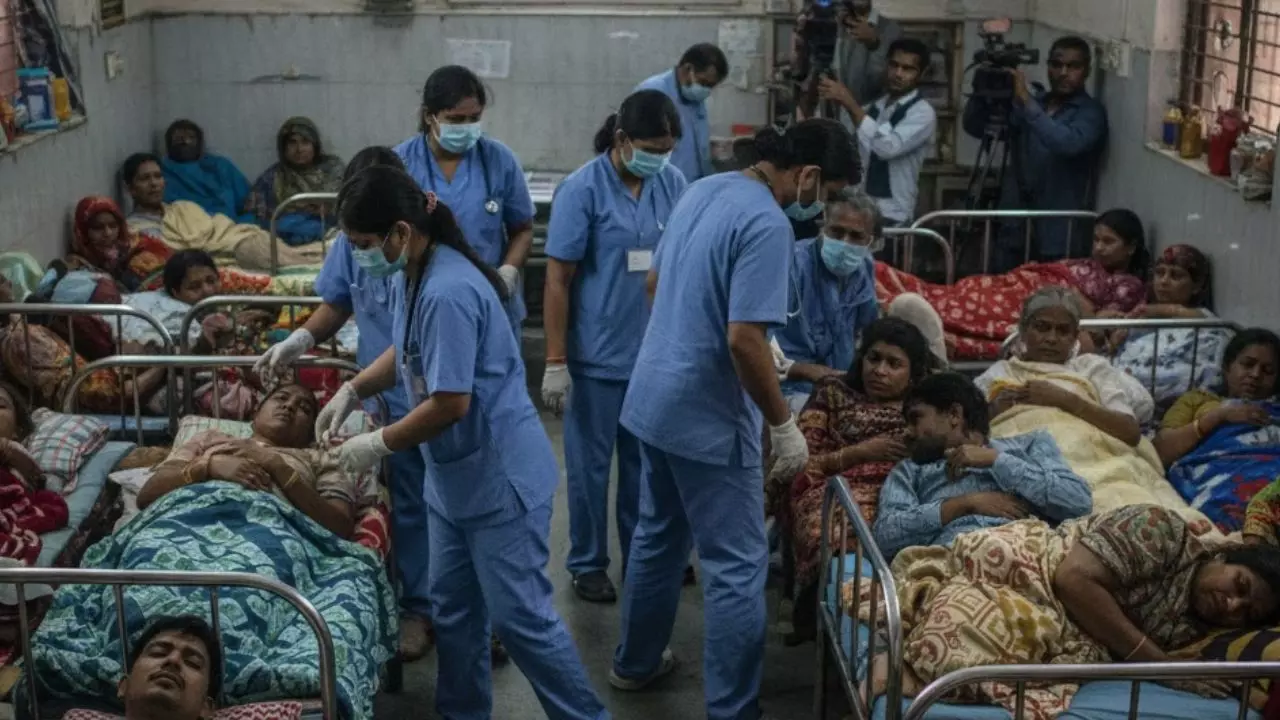 Indore: अस्पतालों में बीमारों की भीड़, स्वास्थ्य विभाग सतर्क Indore: अस्पतालों में बीमारों की भीड़, स्वास्थ्य विभाग सतर्क