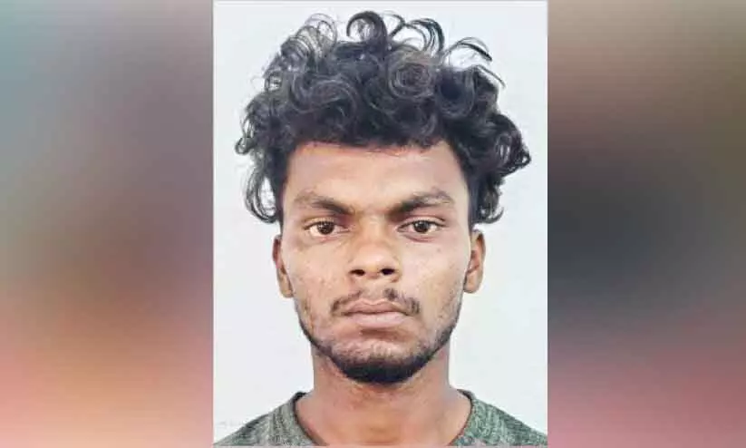 Kerala : पैसे और मोबाइल फोन चुराने वाला चोर गिरफ्तार Kerala : पैसे और मोबाइल फोन चुराने वाला चोर गिरफ्तार