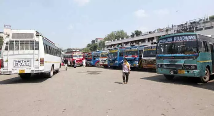 Jammu bus stand पर लावारिस बैग मिलने से बम की अफवाह फैल गई Jammu bus stand पर लावारिस बैग मिलने से बम की अफवाह फैल गई