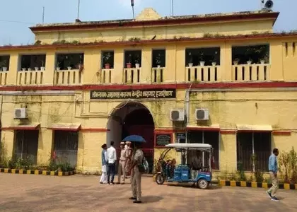 Jharkhand जेल से तीन दोषी कैदी फरार, पांच-स्तरीय सुरक्षा को तोड़ा Jharkhand जेल से तीन दोषी कैदी फरार, पांच-स्तरीय सुरक्षा को तोड़ा