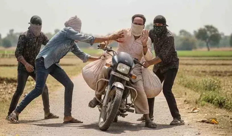 Madhya Pradesh में चोरों ने मिर्च पाउडर फेंका, किसानों की आंखों में धूल झोंककर 25 लाख रुपये लूटे Madhya Pradesh में चोरों ने मिर्च पाउडर फेंका, किसानों की आंखों में धूल झोंककर 25 लाख रुपये लूटे