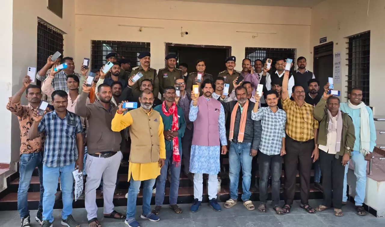 मुंगेली एसपी ने 110 परिवारों को लौटाए गुम हुए मोबाइल मुंगेली एसपी ने 110 परिवारों को लौटाए गुम हुए मोबाइल