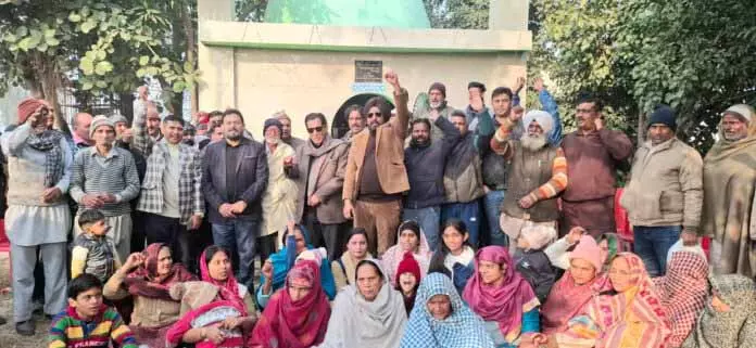 पूर्व मंत्रियों और DDC ने पीर बाबा की ज़मीन के गलत तरीके से ट्रांसफर के खिलाफ़ प्रदर्शन किया पूर्व मंत्रियों और DDC ने पीर बाबा की ज़मीन के गलत तरीके से ट्रांसफर के खिलाफ़ प्रदर्शन किया