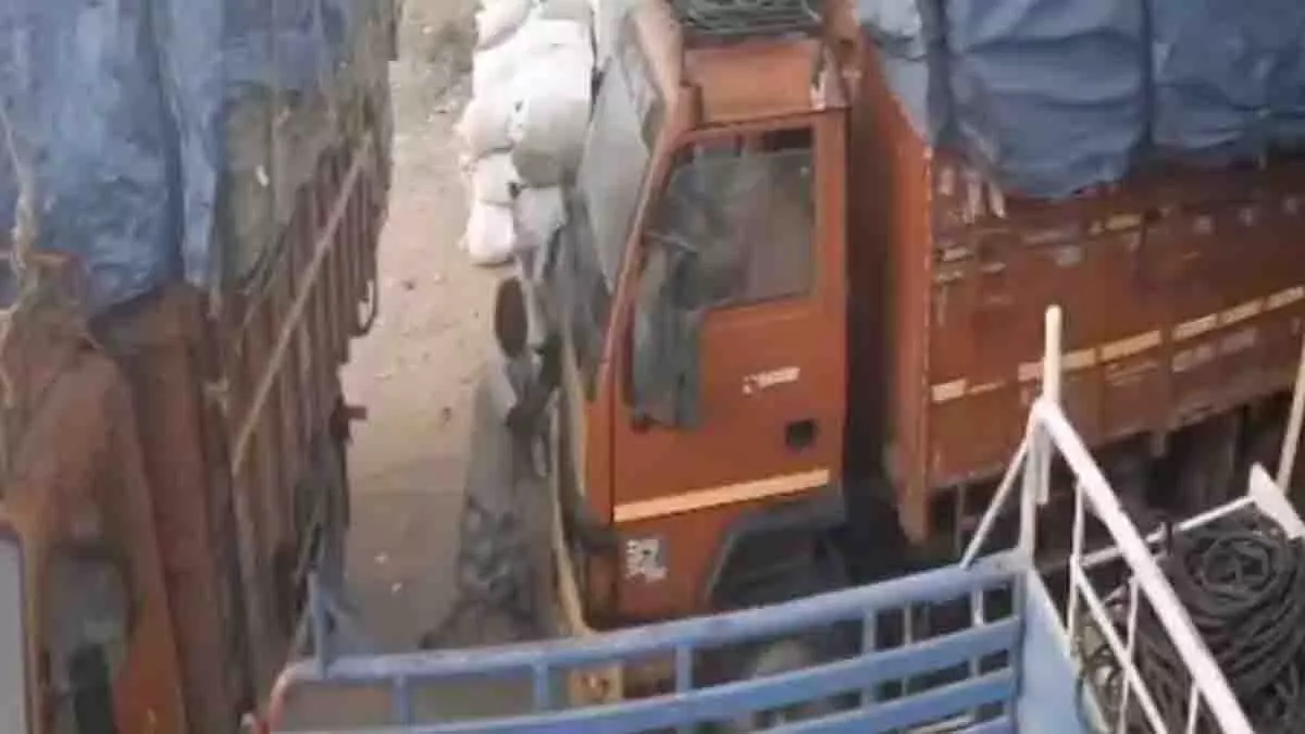 Tamil Nadu में लॉरी एक्सीडेंट, मज़दूर की कुचलकर मृत्यु Tamil Nadu में लॉरी एक्सीडेंट, मज़दूर की कुचलकर मृत्यु