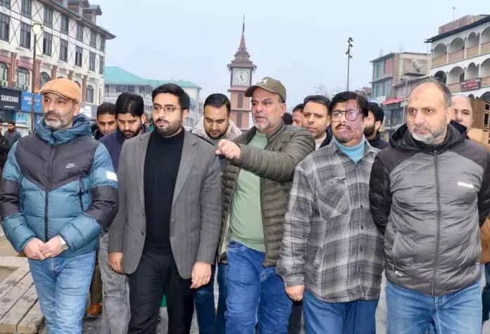 DC Srinagar ने लाल चौक इलाके का व्यापक दौरा किया DC Srinagar ने लाल चौक इलाके का व्यापक दौरा किया
