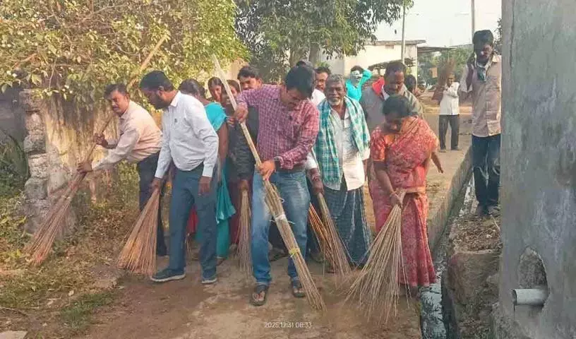 Mupparam गांव में सरपंच और गांववालों ने मिलकर सफाई का काम किया Mupparam गांव में सरपंच और गांववालों ने मिलकर सफाई का काम किया