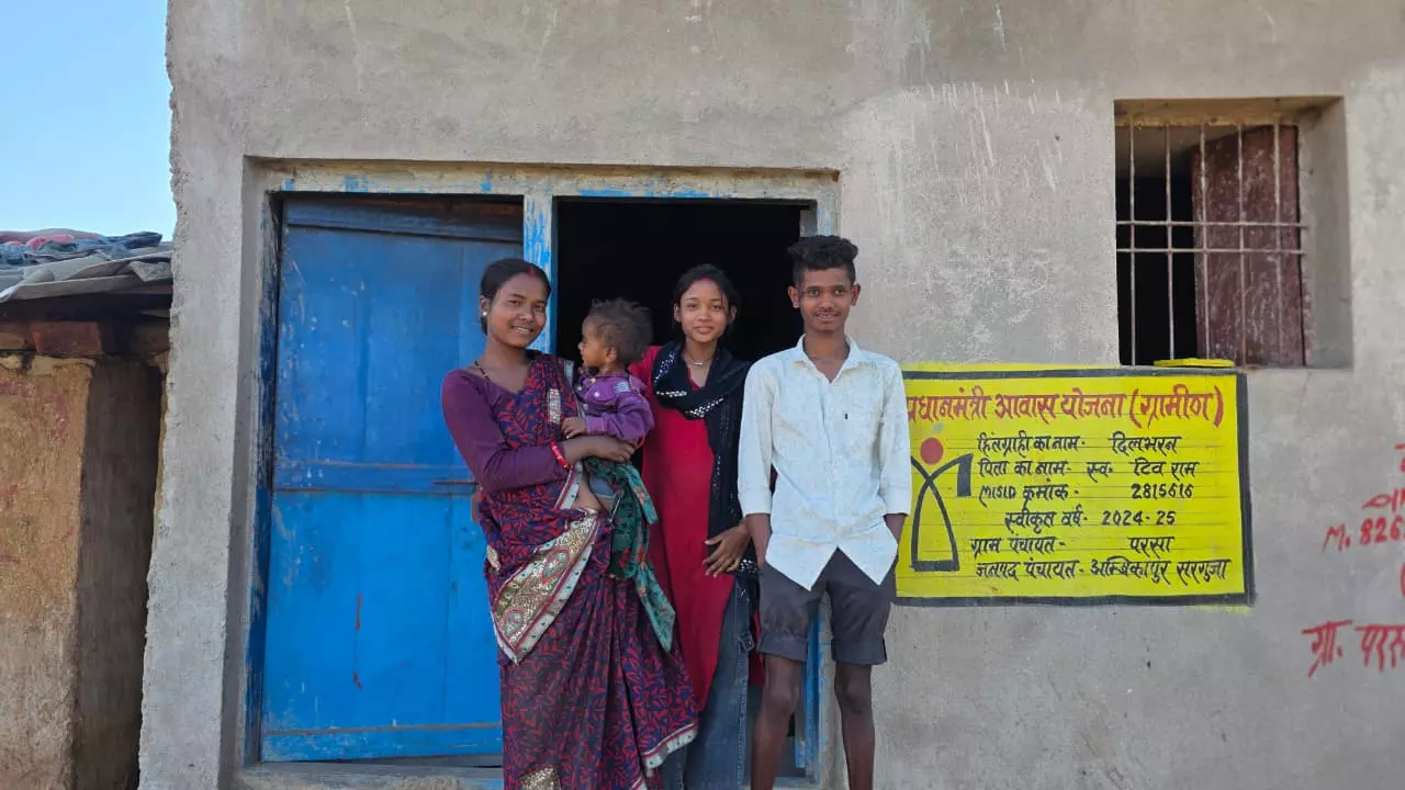 प्रधानमंत्री आवास योजना से सरगुजा के दिल भरन राजवाड़े परिवार को मिला पक्का आशियाना प्रधानमंत्री आवास योजना से सरगुजा के दिल भरन राजवाड़े परिवार को मिला पक्का आशियाना