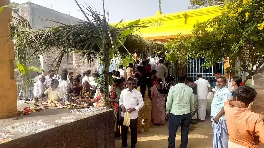 Karatagi : दर्शन के लिए कतार में लगे भक्त Karatagi : दर्शन के लिए कतार में लगे भक्त