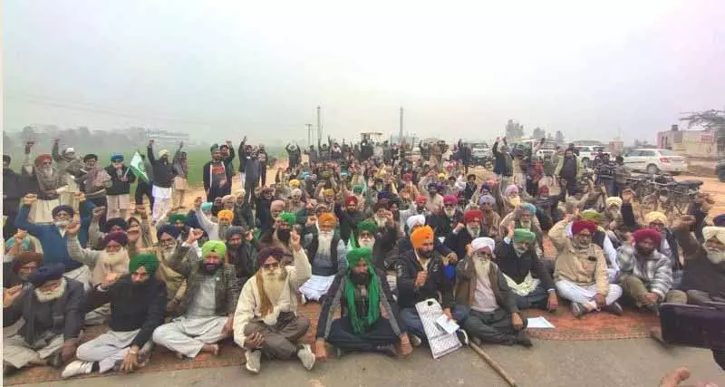 सर्विस रोड और ड्रेनेज की कमी को लेकर ज़मीन मालिकों और किसानों ने NHAI की आलोचना की सर्विस रोड और ड्रेनेज की कमी को लेकर ज़मीन मालिकों और किसानों ने NHAI की आलोचना की