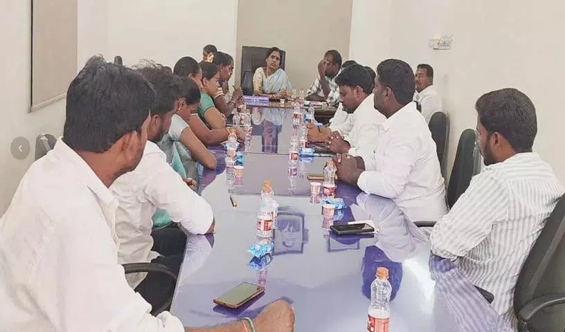 आइए, हम जनता के मुद्दों पर ध्यान दें: Sarpanch Ramadevi आइए, हम जनता के मुद्दों पर ध्यान दें: Sarpanch Ramadevi