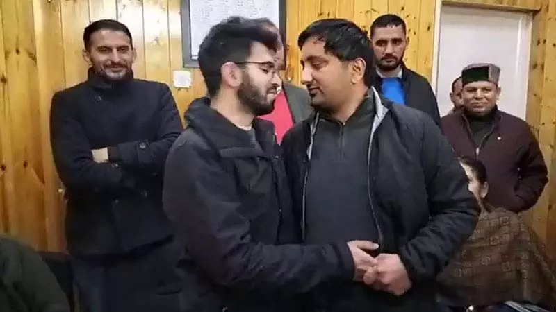 गले मिलते ही सारा विवाद खत्म, IGMC मारपीट प्रकरण पर दोनों पक्षों में समझौता गले मिलते ही सारा विवाद खत्म, IGMC मारपीट प्रकरण पर दोनों पक्षों में समझौता