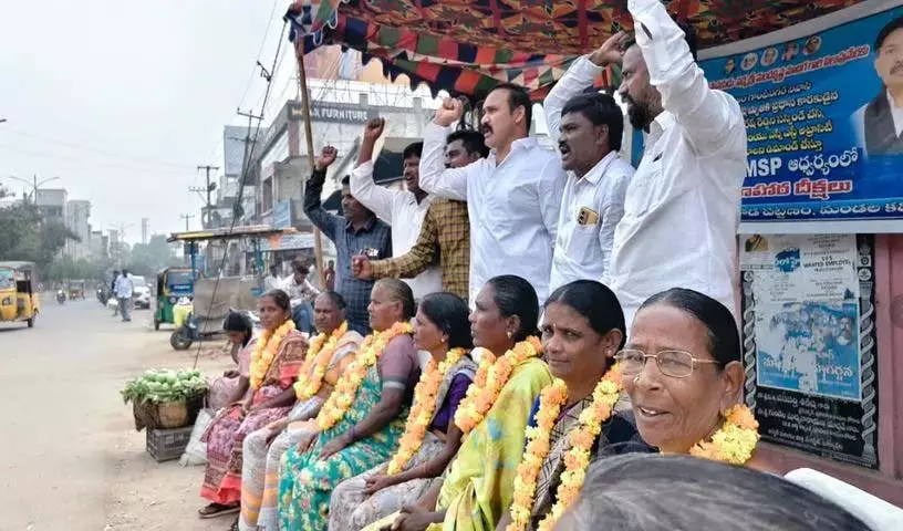 बोल्लम मल्लैया यादव ने चिलुकुरु SI सुरेश रेड्डी के सस्पेंशन की मांग की बोल्लम मल्लैया यादव ने चिलुकुरु SI सुरेश रेड्डी के सस्पेंशन की मांग की