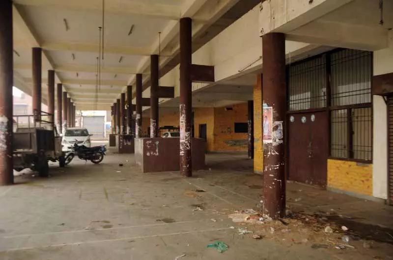 Amritsar: कभी बेहतर कनेक्टिविटी का वादा करने वाला बस स्टैंड अब बंद गली बन गया है Amritsar: कभी बेहतर कनेक्टिविटी का वादा करने वाला बस स्टैंड अब बंद गली बन गया है