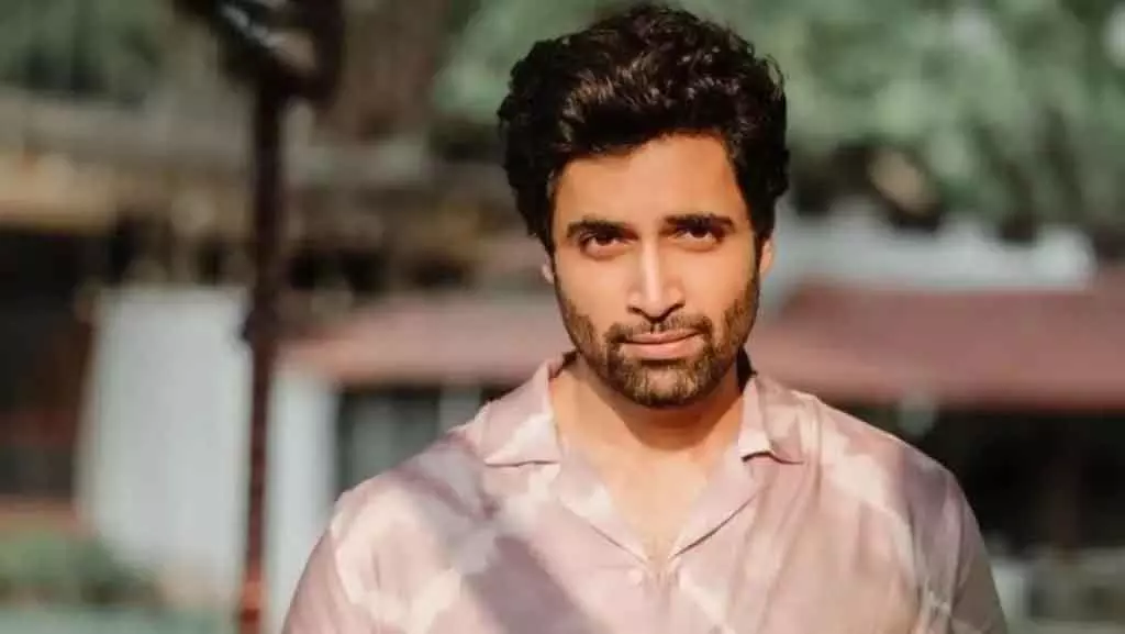 डकैत में दिखेगा Adivi Sesh का शर्टलेस अवतार: एक्शन और रोमांस का जबरदस्त मेल डकैत में दिखेगा Adivi Sesh का शर्टलेस अवतार: एक्शन और रोमांस का जबरदस्त मेल