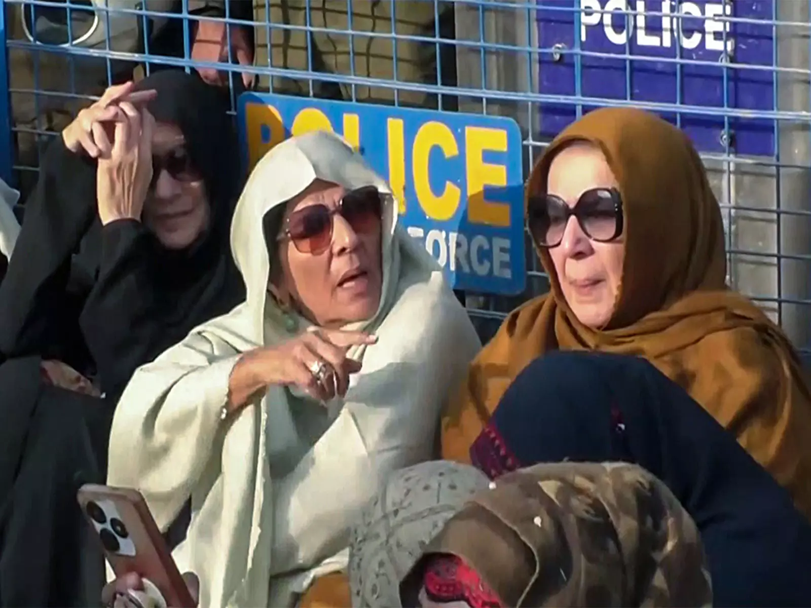 Adiala जेल के बाहर PTI नेताओं ने इमरान खान से मुलाकात से इनकार किया Adiala जेल के बाहर PTI नेताओं ने इमरान खान से मुलाकात से इनकार किया