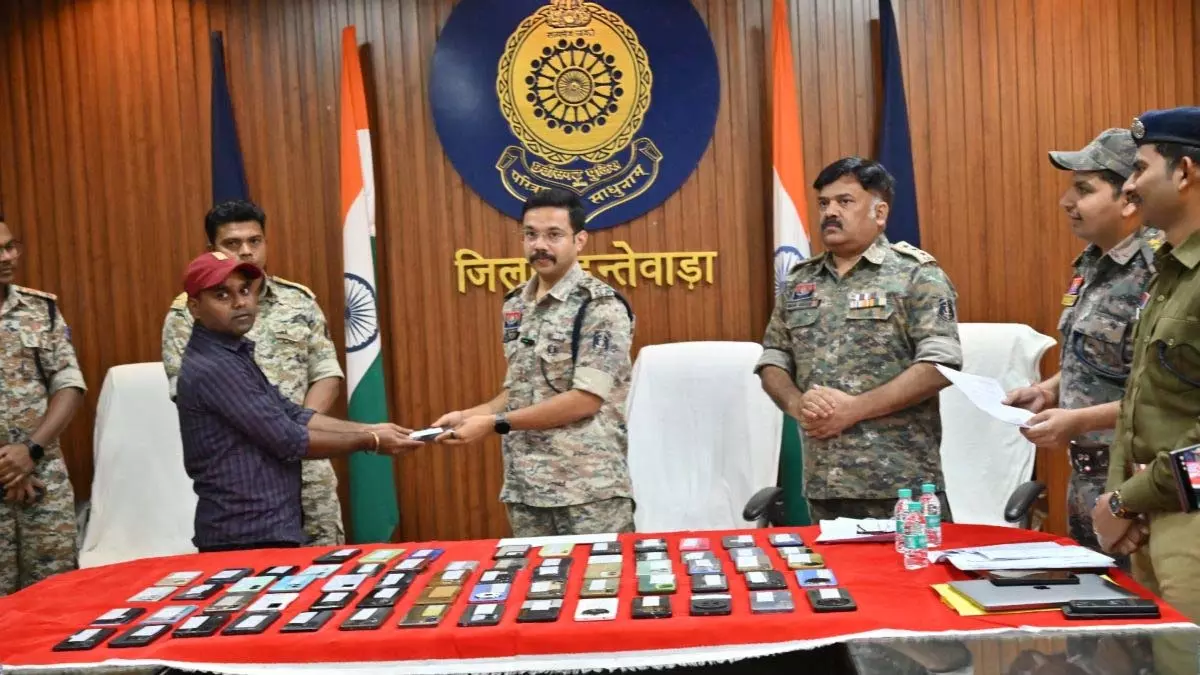 दंतेवाड़ा पुलिस का सराहनीय प्रयास, अभियान में 14 लाख से अधिक के 70 गुम मोबाइल लौटाए दंतेवाड़ा पुलिस का सराहनीय प्रयास, अभियान में 14 लाख से अधिक के 70 गुम मोबाइल लौटाए