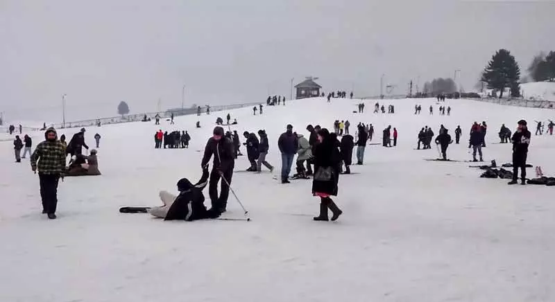 Kashmir Valley के कुछ हिस्सों में असामान्य रूप से गर्म सर्दियों के बीच बर्फबारी Kashmir Valley के कुछ हिस्सों में असामान्य रूप से गर्म सर्दियों के बीच बर्फबारी