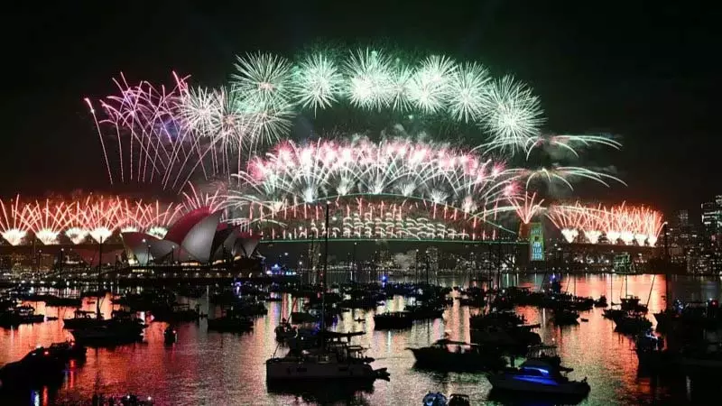 Happy New Year 2026: Northern Territory Australia में आतिशबाजी से रोशन हुआ आसमान Happy New Year 2026: Northern Territory Australia में आतिशबाजी से रोशन हुआ आसमान
