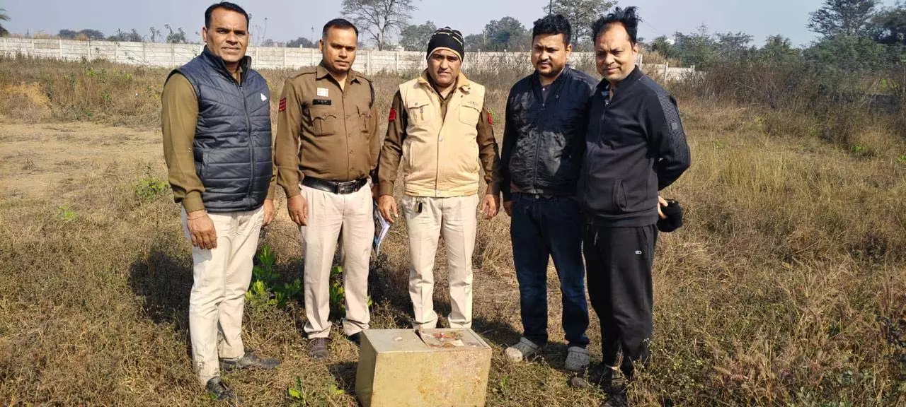 फ्रेंड्स कॉलोनी में लाखों की चोरी, 48 घंटे में तिजोरी और 27 तोला ज्वैलरी बरामद फ्रेंड्स कॉलोनी में लाखों की चोरी, 48 घंटे में तिजोरी और 27 तोला ज्वैलरी बरामद
