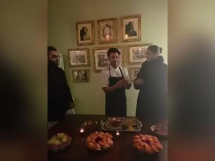Deepika ने न्यूयॉर्क में शेफ विकास खन्ना के रेस्तरां में मोदक बनाया Deepika ने न्यूयॉर्क में शेफ विकास खन्ना के रेस्तरां में मोदक बनाया