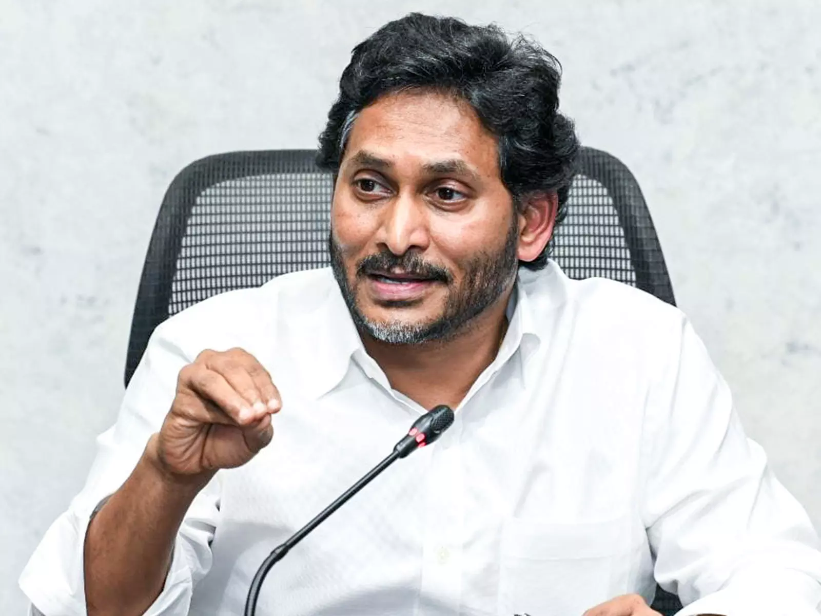 YSRCP ने आंध्र सरकार को सचिवालय कर्मचारियों पर दोष लगाने से रोका YSRCP ने आंध्र सरकार को सचिवालय कर्मचारियों पर दोष लगाने से रोका