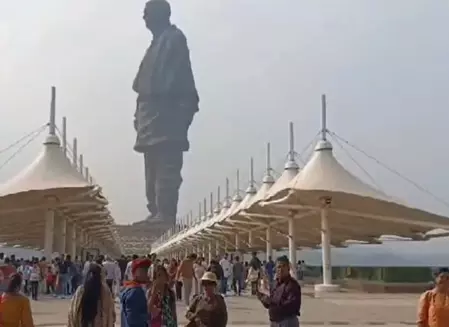 स्टैच्यू ऑफ यूनिटी ने ध्यान खींचा, साल के आखिरी दिन 60 हजार से ज्यादा पर्यटक पहुंचे स्टैच्यू ऑफ यूनिटी ने ध्यान खींचा, साल के आखिरी दिन 60 हजार से ज्यादा पर्यटक पहुंचे