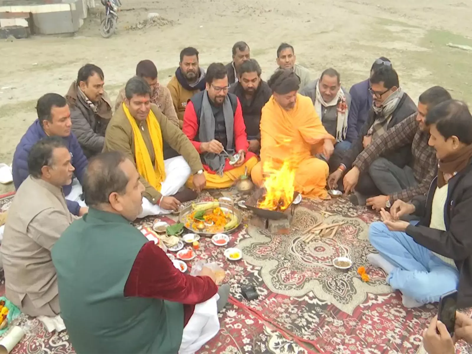 AAP नेताओं ने यमुना टिप्पणी के विरोध में कालिंदी कुंज घाट पर किया हवन AAP नेताओं ने यमुना टिप्पणी के विरोध में कालिंदी कुंज घाट पर किया हवन